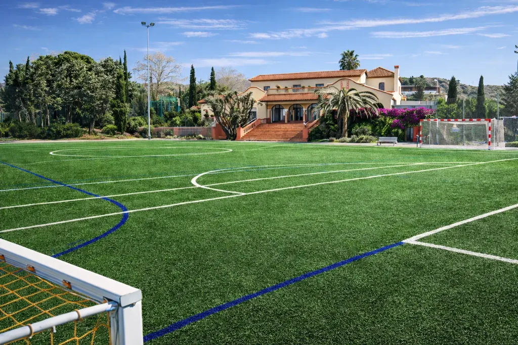 Campo de fútbol 7 en Highlands School, instalación deportiva para jugar al fútbol en Barcelona