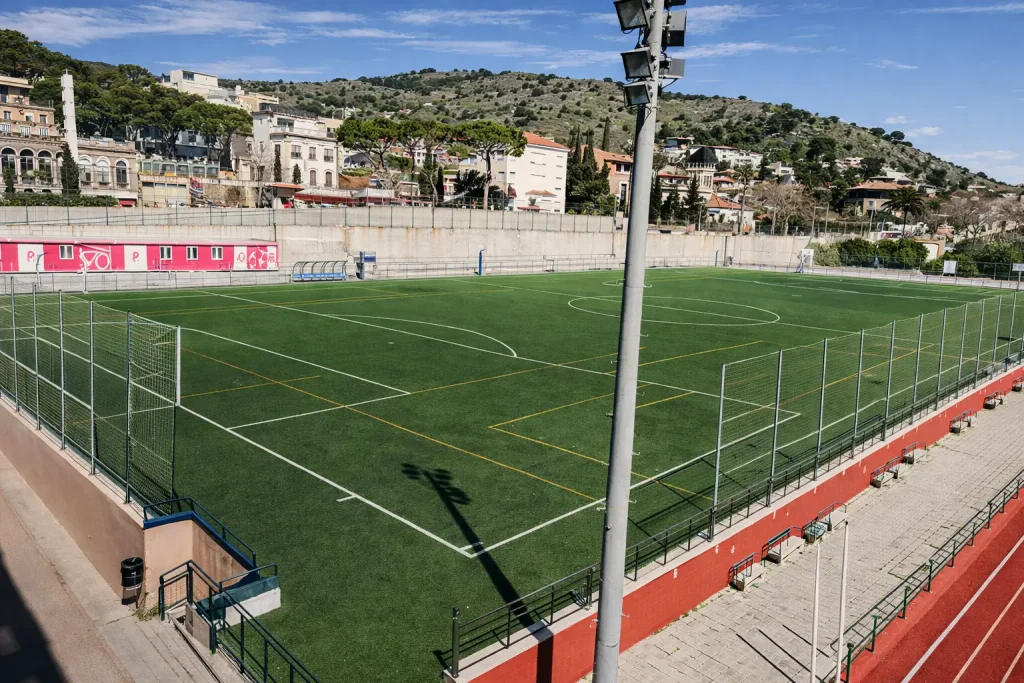 Instalación de fútbol 7 en Sant Ignasi, campo deportivo para partidos y entrenamientos en Barcelona
