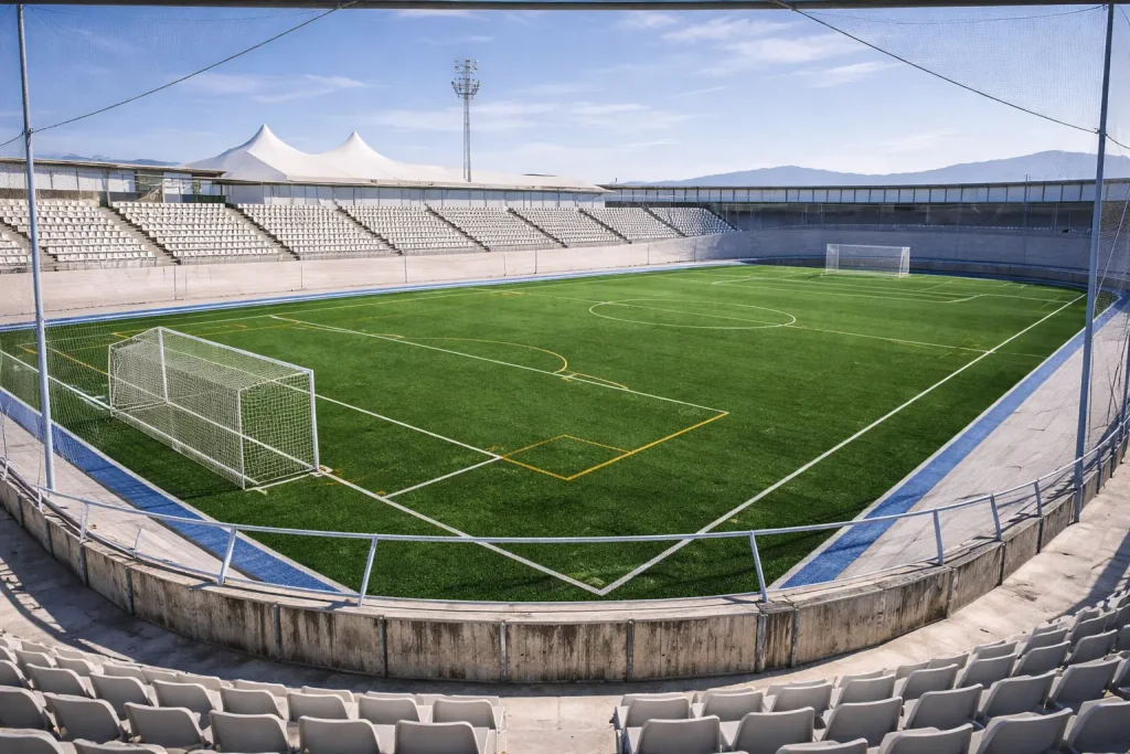 Campo de fútbol 7 del Velòdrom d’Horta en Barcelona, con césped artificial, graderías amplias y vistas abiertas del estadio