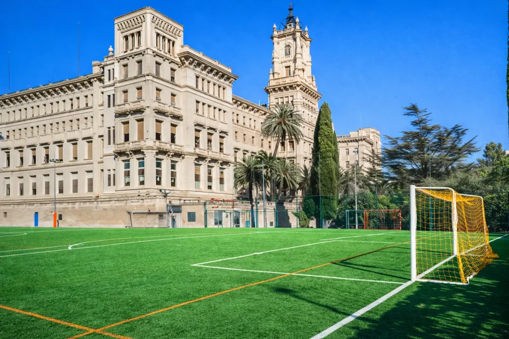 Pista de fútbol sala en hierba en las instalaciones deportivas de Escola Pia Sarrià