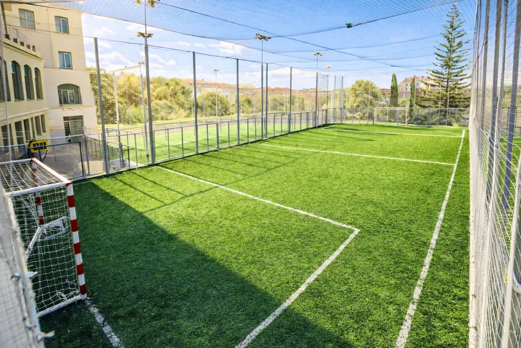 Pista de fútbol sala en hierba en el complejo deportivo de La Salle Universitat