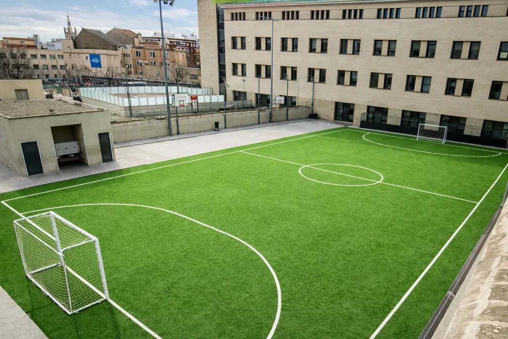 Pista de fútbol sala femenino en hierba en el complejo deportivo R.M. Santa Isabel