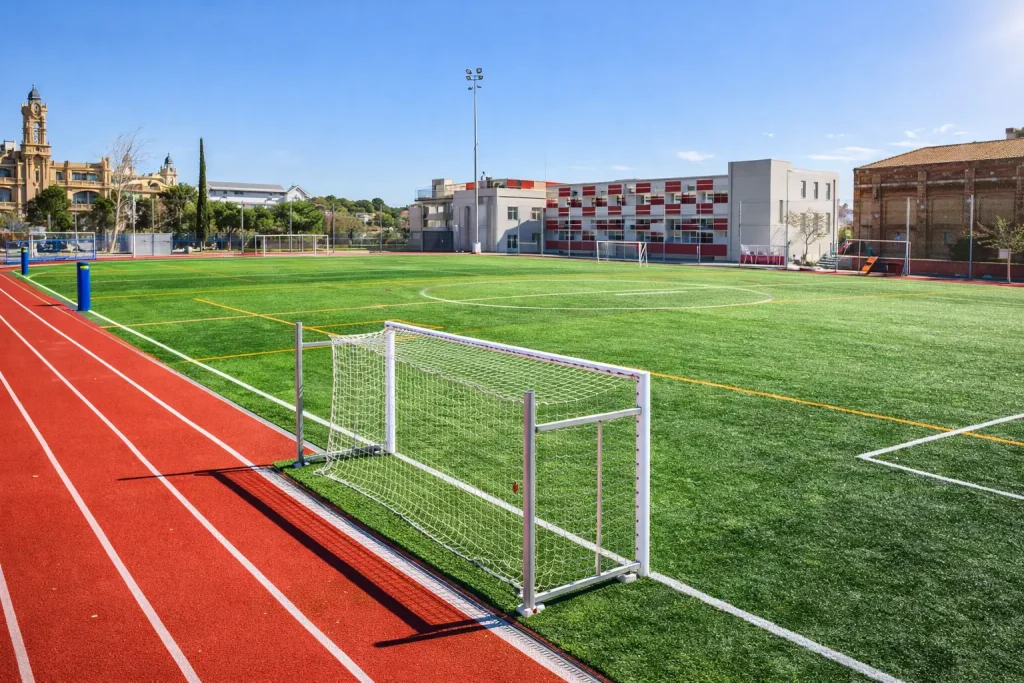 Campo de fútbol sala en hierba en Sant Ignasi, con césped artificial. Pistas deportivas en entorno escolar