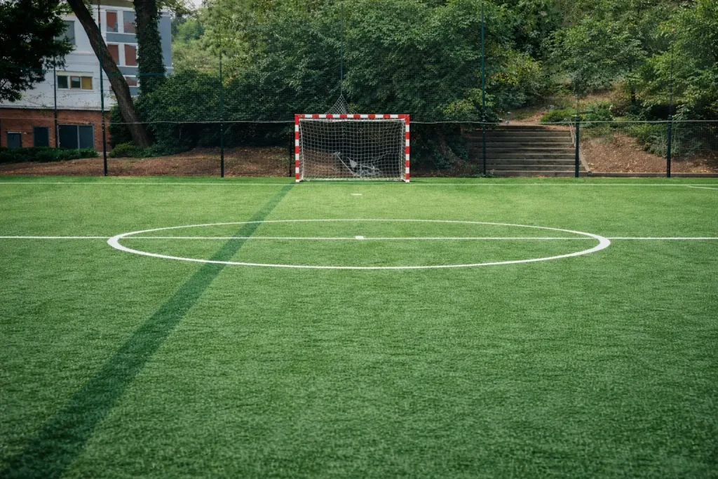 Instalación deportiva con campo de fútbol sala en hierba en Vall d’Hebron