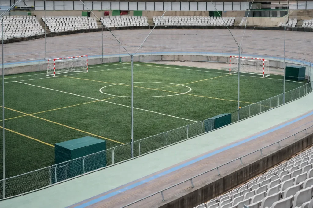 Campo de fútbol sala en césped artificial del Velòdrom d’Horta, con porterías reglamentarias y graderías amplias