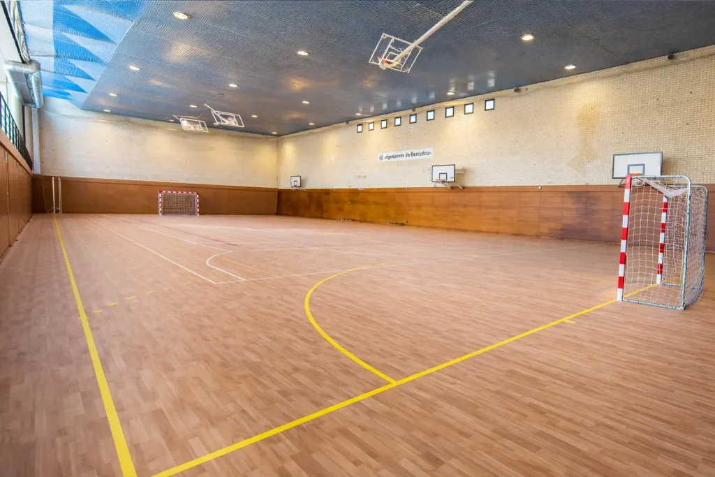 Pabellón cubierto de fútbol sala en Aiguajoc, Barcelona, con pista interior de parquet reglamentario